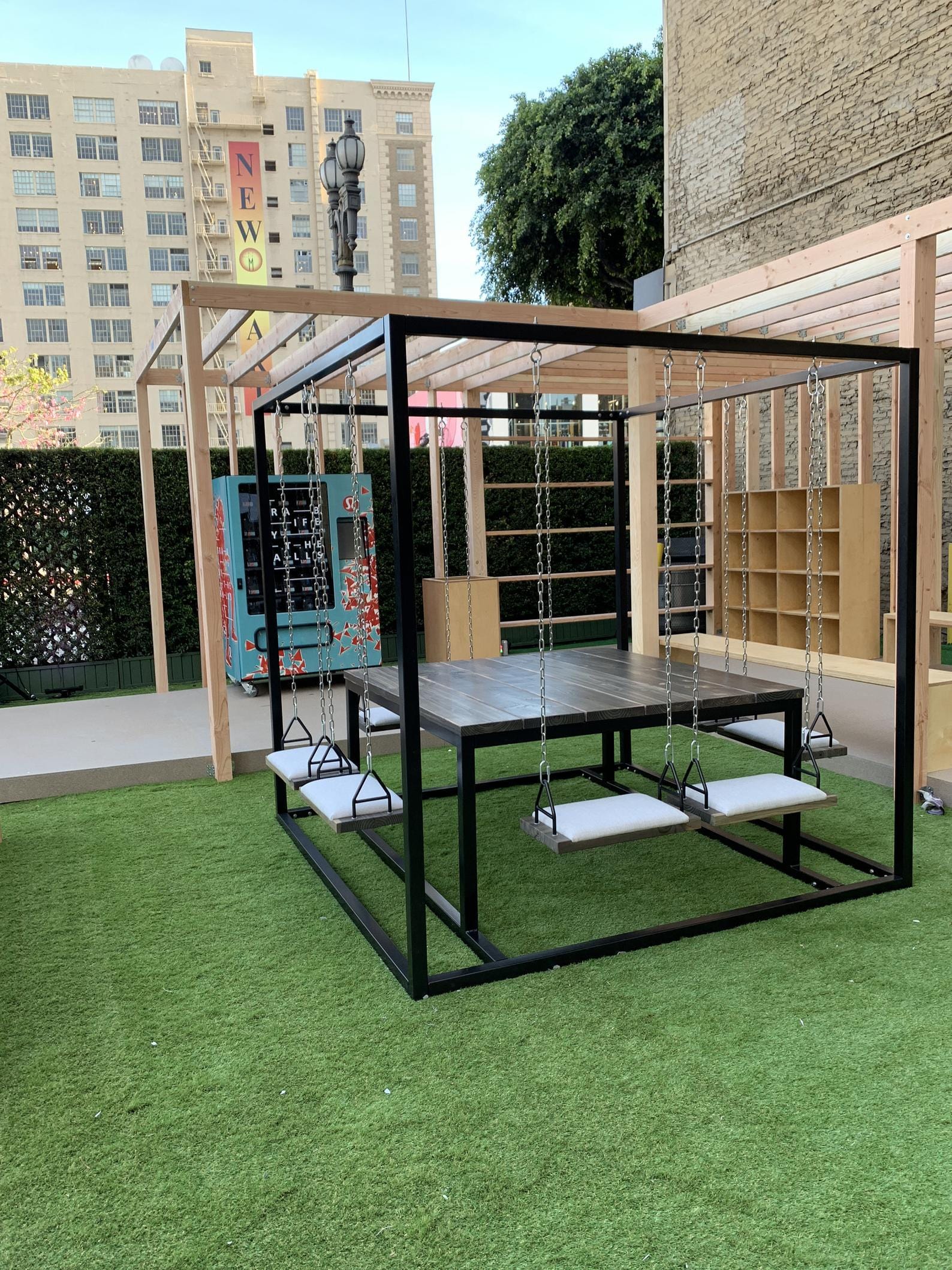 Trento 8 seaters Swing Table Nakhlaa