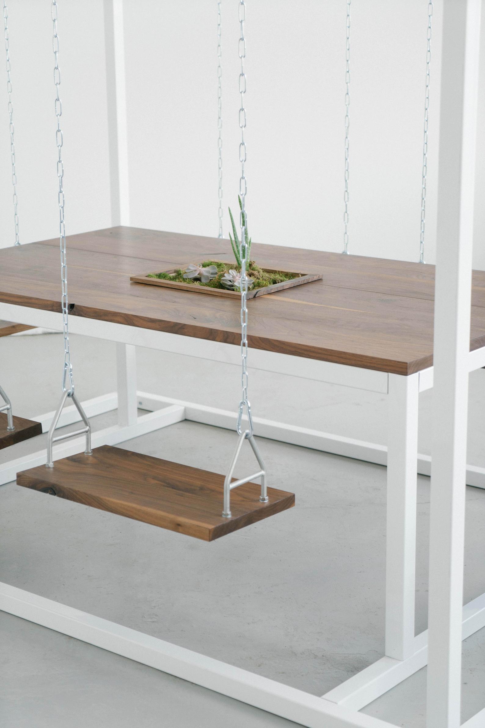 Ferrara 6 Seaters Black\White Swing Table Nakhlaa