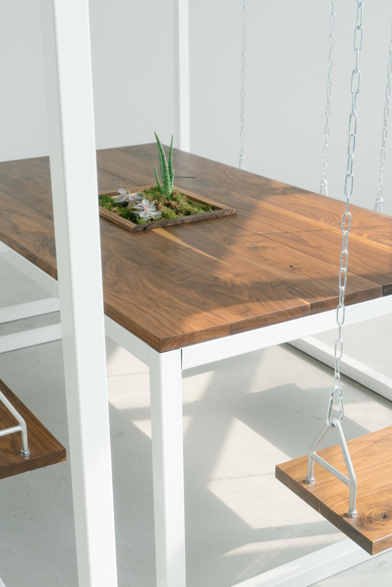 Ferrara 6 Seaters Black\White Swing Table Nakhlaa